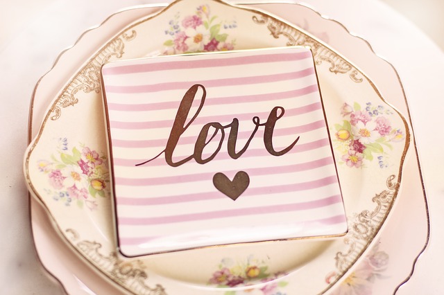 Picture of Love note on a china plate